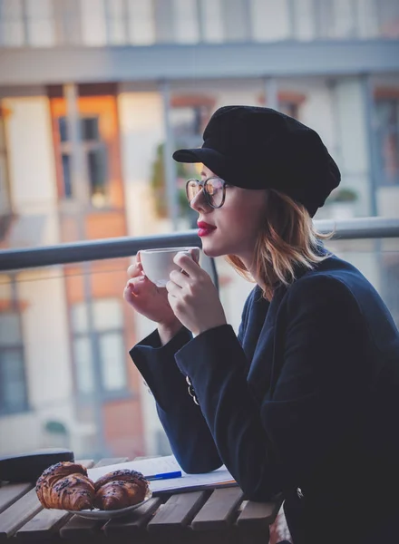 Zakenvrouw hebben koffiepauze — Stockfoto