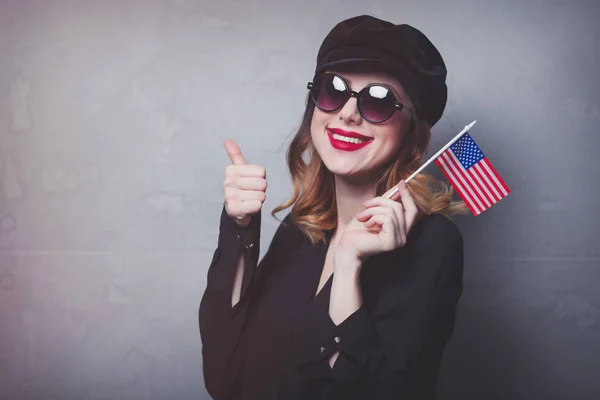 Жінка в сонцезахисних окулярах з прапором — стокове фото
