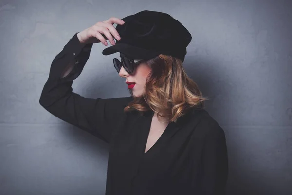 Rossa ragazza in cappello nero — Foto Stock