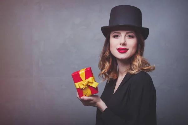 Kızıl saçlı kız hediye kutusu ile — Stok fotoğraf