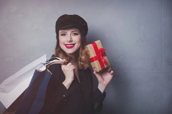 Donna con shopping bags e confezione regalo — Foto Stock