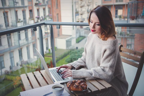 Donna d'affari che lavora sul computer portatile — Foto Stock