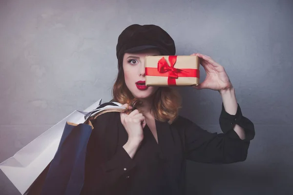 쇼핑백 과 선물 상자를 들고 있는 여성 — 스톡 사진