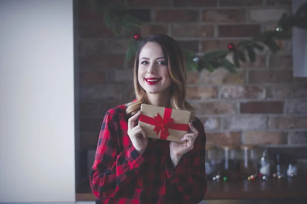 Rossa donna con confezione regalo — Foto Stock