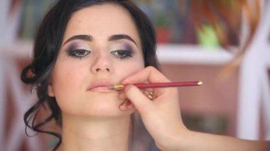 Sanatçı makyaj ile esmer gelin