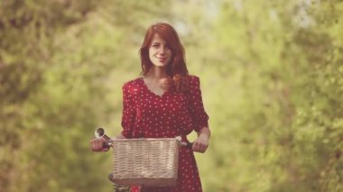 Bisiklet ile Kızıl saçlı kadın