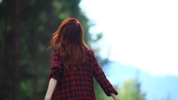 Rousse femme à automne forêt — Video