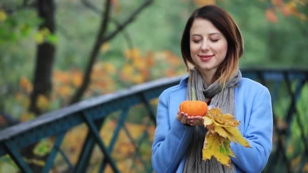 Vrouw met herfstbladeren — Stockvideo