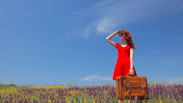 Vrouw in jurk met reizen koffer — Stockvideo