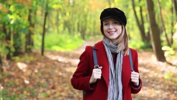 秋の公園で赤毛の女性 — ストック動画