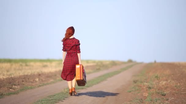 Redhead κορίτσι με βαλίτσα ταξιδίου — Αρχείο Βίντεο