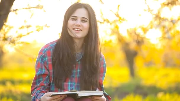 Estudiante mujer en camisa con libro — Vídeo de stock