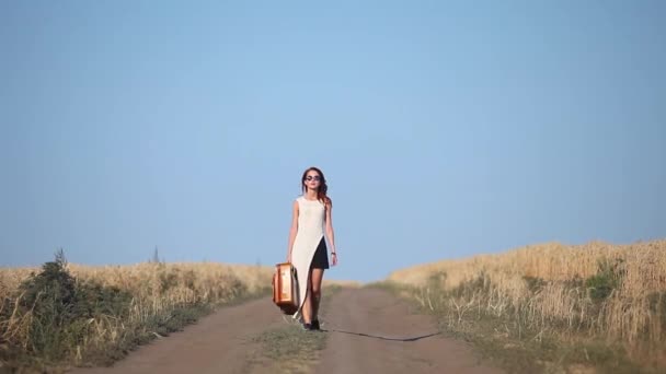 Frau läuft mit Reisekoffer — Stockvideo