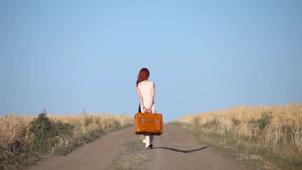 Femme marche avec valise de voyage — Video