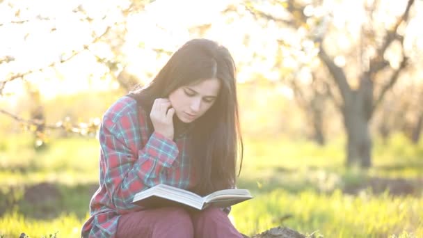 Estudiante mujer con libro — Vídeo de stock