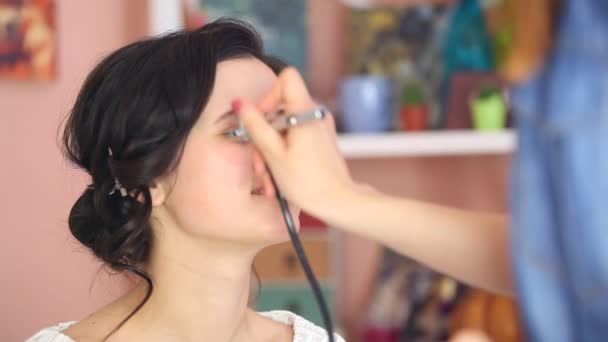 Sposa bruna con make up artist — Video Stock