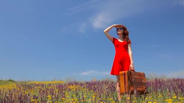Frau im Kleid mit Reisekoffer — Stockvideo