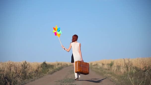 Femme marche avec valise de voyage — Video