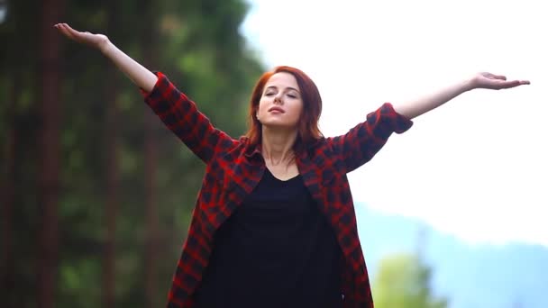 秋の森で赤毛の女性 — ストック動画