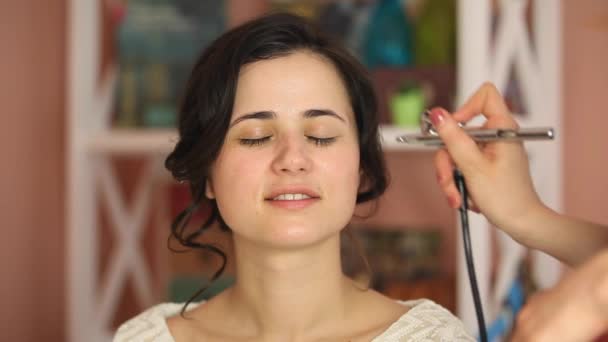 Noiva morena com maquiagem artista — Vídeo de Stock