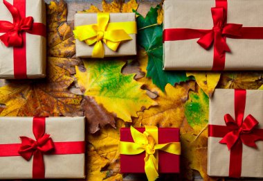 Hediye kutuları akçaağaç yaprakları üzerinde 