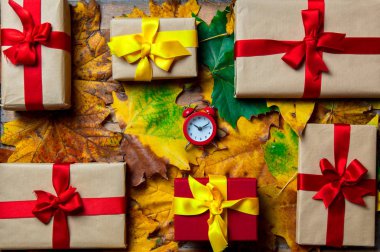 Vintage çalar saat ve akçaağaç yaprakları 