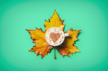 Akçaağaç yaprağı ve kahve 