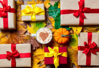 Hediye kutuları akçaağaç yaprakları üzerinde 