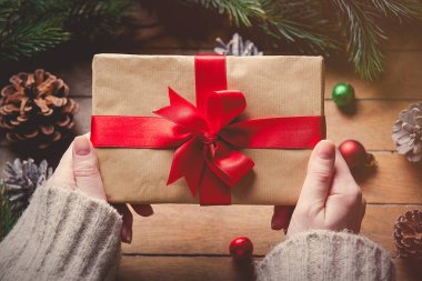 hediye kutusu tutan eller 