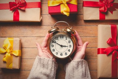 Çalar saat holding kadın eller