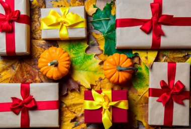 Hediye kutuları akçaağaç yaprakları üzerinde 