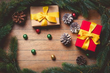 Noel hediye kutuları ve çam dalları