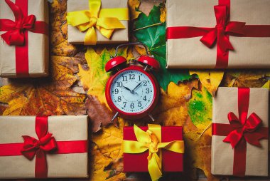 Vintage çalar saat ve akçaağaç yaprakları 