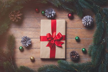 Noel hediye kutuları ve çam dalları