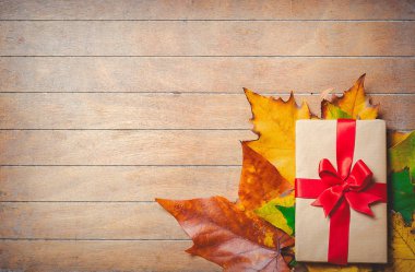 Hediye kutusu akçaağaç yaprakları üzerinde 