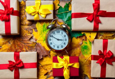 Vintage çalar saat ve akçaağaç yaprakları 