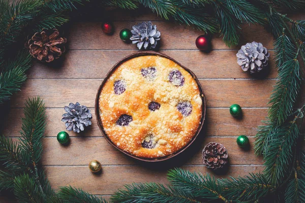 Pastel de Navidad y ramas de pino —  Fotos de Stock