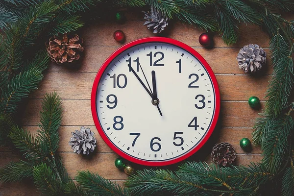 Noel dekorasyonu ve çalar saat — Stok fotoğraf