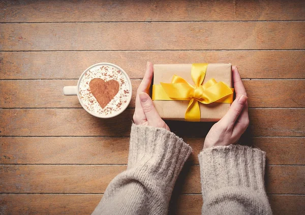 Manos femeninas sosteniendo caja de regalo —  Fotos de Stock