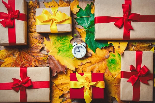 Vintage çalar saat ve akçaağaç yaprakları 