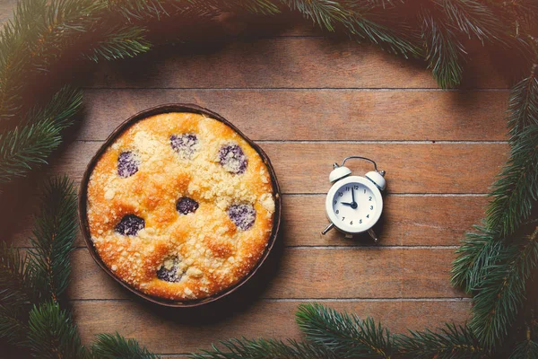 Boże Narodzenie ciasto i mały budzik — Zdjęcie stockowe