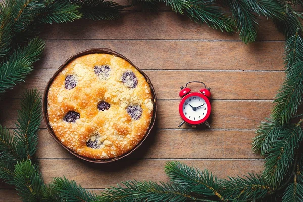 Boże Narodzenie ciasto i mały budzik — Zdjęcie stockowe