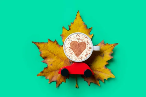 Cappuccino con forma de corazón en hoja de arce — Foto de Stock