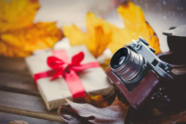 Camera and gift box — Stock Photo, Image