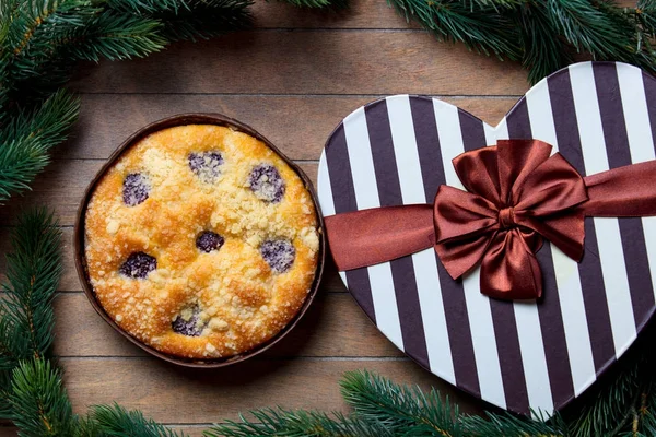 Christmas pie and gift boxes — Stock Photo, Image