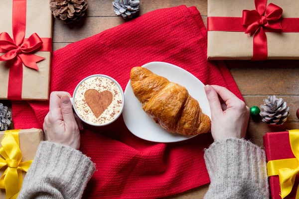 Manos femeninas sosteniendo croissant —  Fotos de Stock