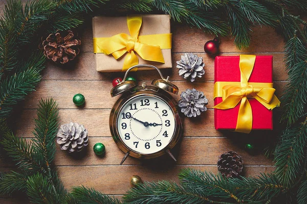 Weihnachtsgeschenkboxen und Uhr — Stockfoto