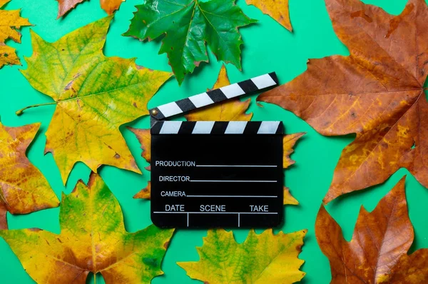 Filme batendo palmas e folhas de bordo — Fotografia de Stock