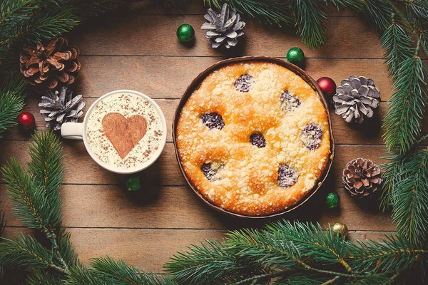 Christmas pie on wooden table. — Stock Photo, Image