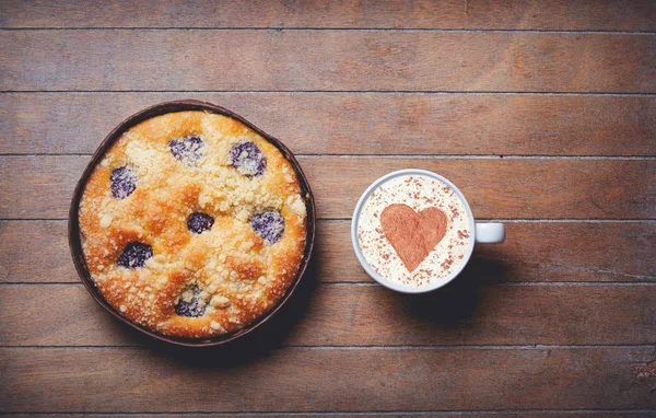 Weihnachtskuchen und Tasse Kaffee — Stockfoto